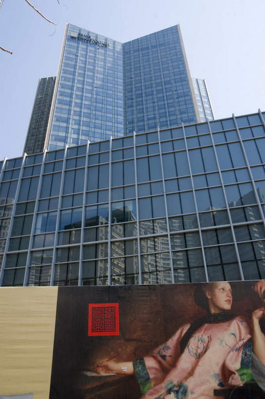 无人,高楼大厦,竖图,室外,白天,仰视,度假,美景,窗户,落地窗,城市风光,城市,大厦,建筑,摩天大楼,北京,中国,亚洲,一排,许多,吊挂,悬挂,阴影,整齐,并列,并排,光线,信息,影子,景观,首都,很多,挂,娱乐,建设,海报,玻璃窗,广告,排列,蓝色,倒影,蓝天,天空,阳光,天,享受,休闲,景色,放松,晴朗,倒映,队列,宣传,平行,玻璃幕墙,东亚,万里无云,中华人民共和国,北京市,京,北平,华北地区,反照,晴空,晴空万里,彩图,低角度拍摄,大楼,高层建筑,高楼,摩天楼,北京CBD,北京商务中心区,中国北京大北窑,招贴,北京千禧大酒店,千禧大酒店