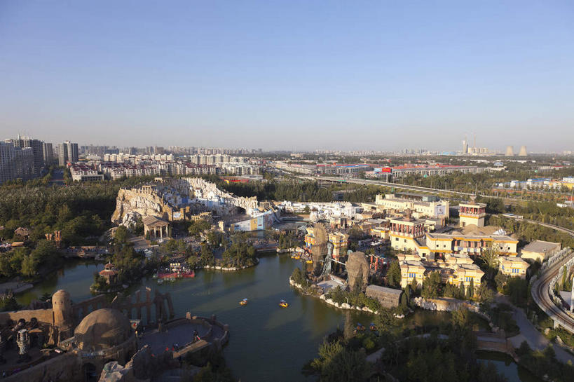 无人,游乐园,家,高楼大厦,横图,俯视,航拍,室外,白天,度假,湖,湖泊,美景,树林,水,植物,城市风光,城市,大厦,建筑,摩天大楼,游乐场,北京,中国,亚洲,许多,阴影,光线,影子,房屋,屋子,湖面,景观,水流,水面,首都,很多,娱乐,楼房,住宅,树,树木,蓝色,绿色,蓝天,天空,阳光,自然,湖水,天,享受,休闲,景色,放松,生长,晴朗,成长,鸟瞰,欢乐谷,东亚,万里无云,中华人民共和国,北京市,京,北平,华北地区,朝阳区,乐园,主题公园,晴空,晴空万里,彩图,高角度拍摄,房子,大楼,高层建筑,高楼,摩天楼,人造公园,主题乐园,北京欢乐谷