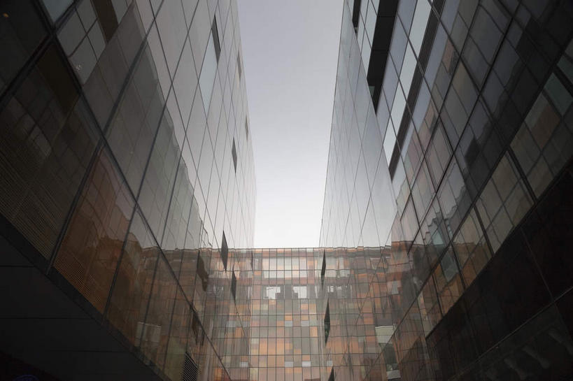 无人,高楼大厦,横图,室外,白天,仰视,度假,美景,窗户,落地窗,城市风光,城市,大厦,建筑,摩天大楼,北京,中国,亚洲,一排,许多,阴影,整齐,并列,并排,光线,英文,标志,文字,影子,字符,字母,景观,首都,很多,娱乐,标识,建设,玻璃窗,排列,蓝色,蓝天,天空,阳光,天,享受,休闲,景色,放松,晴朗,英文字母,队列,平行,玻璃幕墙,东亚,万里无云,中华人民共和国,北京市,京,北平,华北地区,朝阳区,晴空,晴空万里,彩图,低角度拍摄,大楼,高层建筑,高楼,摩天楼,三里屯,三里屯酒吧街,三里屯Village,三里屯太古里