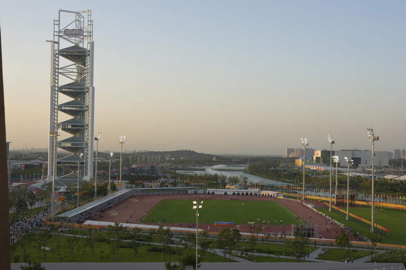 无人,体育馆,公园,运动场,横图,俯视,室外,白天,锻炼,度假,快乐,比赛,运动,竞争,草地,草坪,美景,日落,植物,城市风光,城市,路灯,照明,北京,中国,亚洲,许多,景观,晚霞,霞光,落日,灯光,首都,很多,娱乐,体育场,灯,草,树,树木,绿色,自然,黄昏,享受,休闲,景色,彩霞,奥林匹克,奥运,放松,生长,成长,照亮,信号,无线电,体育运动,照明设备,信号塔,东亚,中华人民共和国,北京市,京,北平,华北地区,朝阳区,运动馆,无线电技术,夕照,薄暮,体育,夕阳,彩图,高角度拍摄,健身,傍晚,北京奥林匹克公园,奥运会,奥林匹克运动,北京奥运会,斜阳,2008年北京奥运会,北京奥运会玲珑塔,玲珑塔,奥林匹克多功能演播塔,基站,信号基站