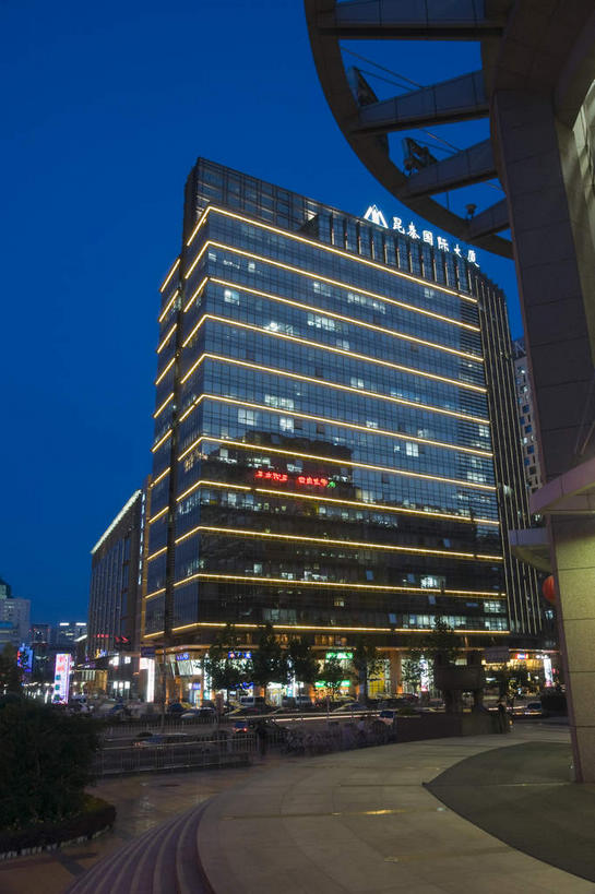 无人,高楼大厦,竖图,室外,夜晚,仰视,度假,美景,窗户,落地窗,城市风光,城市,大厦,道路,建筑,路,路灯,摩天大楼,夜景,公路,照明,北京,中国,亚洲,一排,许多,整齐,并列,并排,景观,灯光,交通,首都,很多,娱乐,建设,玻璃窗,灯,排列,蓝色,蓝天,天空,天,享受,休闲,景色,放松,照亮,照明设备,队列,平行,玻璃幕墙,东亚,中华人民共和国,北京市,京,北平,华北地区,朝阳区,马路,彩图,低角度拍摄,大楼,高层建筑,高楼,摩天楼,朝阳门外大街