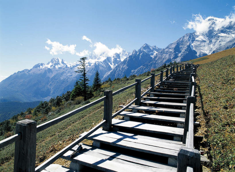 无人,栏杆,横图,室外,白天,正面,旅游,度假,草地,草坪,美景,山,山脉,植物,丽江,中国,亚洲,阴影,光线,木板,影子,景观,山峰,云,云朵,围栏,桥,木桥,山峦,云彩,娱乐,护栏,云南,栈桥,草,树,树木,玉龙雪山,蓝色,绿色,白云,蓝天,天空,阳光,自然,群山,天,享受,休闲,景色,放松,生长,晴朗,成长,人行桥,木板桥,自然风光,独木桥,东亚,云南省,中华人民共和国,西南地区,滇,丽江市,波石欧鲁,黑白雪山,玉龙纳西族自治县,玉龙山,晴空,彩图