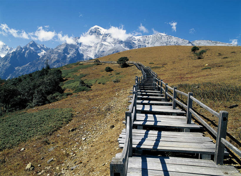 无人,栏杆,横图,室外,白天,正面,旅游,度假,草地,草坪,美景,山,山脉,植物,丽江,中国,亚洲,阴影,光线,木板,影子,景观,山峰,云,云朵,围栏,桥,木桥,山峦,云彩,娱乐,护栏,云南,栈桥,草,树,树木,玉龙雪山,蓝色,绿色,白云,蓝天,天空,阳光,自然,群山,天,享受,休闲,景色,放松,生长,晴朗,成长,人行桥,木板桥,自然风光,独木桥,东亚,云南省,中华人民共和国,西南地区,滇,丽江市,波石欧鲁,黑白雪山,玉龙纳西族自治县,玉龙山,晴空,彩图