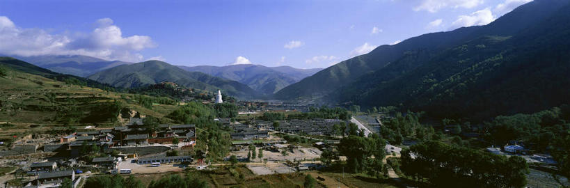 无人,家,寺庙,横图,全景,俯视,室外,白天,旅游,度假,美景,森林,山,山脉,树林,天际线,植物,五台山,中国,亚洲,阴影,节日,光线,影子,房屋,屋子,景观,山峰,云,云朵,山峦,燃烧,云彩,文化,娱乐,楼房,住宅,树,树木,蓝色,绿色,白云,蓝天,天空,阳光,自然,香火,庙宇,群山,天,祈祷,享受,休闲,健康,景色,放松,许愿,宗教,信仰,生长,晴朗,成长,纪念,祈求,自然风光,东亚,山西,山西省,中华人民共和国,华北地区,晋,忻州,忻州市,繁峙县,五台县,清凉山,平安,晴空,彩图,高角度拍摄,房子,庙,寺