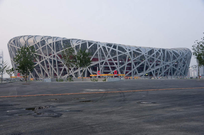 无人,体育馆,公园,运动场,横图,室外,白天,正面,旅游,度假,树林,植物,标志建筑,道路,地标,建筑,路,公路,北京,中国,亚洲,阴影,光线,鸟巢,影子,交通,首都,娱乐,建设,体育场,树,树木,蓝色,绿色,蓝天,天空,阳光,自然,天,享受,休闲,旅游胜地,放松,生长,晴朗,成长,东亚,国家体育场,万里无云,中华人民共和国,北京市,京,北平,华北地区,朝阳区,运动馆,晴空,晴空万里,马路,彩图,北京奥林匹克公园,北京国家体育场,北京奥林匹克体育场