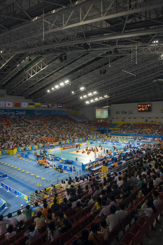 东方人,观众,体育馆,运动场,站,坐,竖图,俯视,室内,白天,锻炼,度假,快乐,比赛,运动,竞争,显示器,美景,城市风光,城市,旗帜,国旗,北京,中国,亚洲,吊挂,悬挂,服装,屏幕,墙,景观,看台,首都,许多人,挂,注视,休闲装,黄种人,娱乐,显示屏,体育场,墙壁,墙面,座位,衣服,观察,看,站着,一群人,享受,休闲,休闲服,景色,奥林匹克,奥运,放松,服饰,观看,察看,体育运动,关注,输出设备,东亚,海淀区,中华人民共和国,北京市,京,北平,华北地区,运动馆,坐位,体育,男人,男性,年轻男性,年轻女性,女人,女性,中年男性,中年女性,亚洲人,观赏人员,旗,站立,坐着,半身,彩图,高角度拍摄,健身,奥运会,奥林匹克运动,北京奥运会,2008年北京奥运会,中国农大,中国农业大学,中国农业大学体育馆