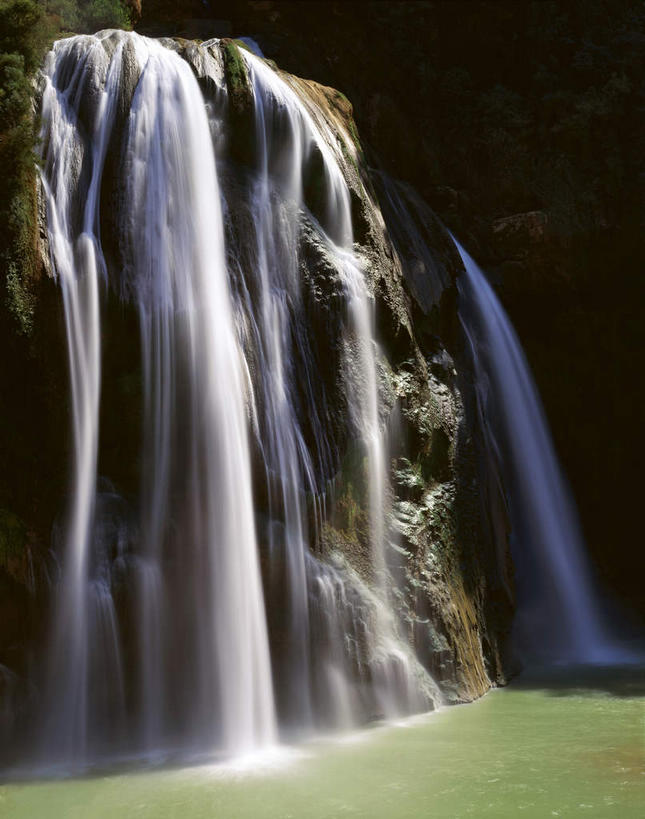 无人,竖图,室外,白天,正面,旅游,度假,河流,石头,美景,瀑布,石林,水,昆明,中国,亚洲,阴影,飞溅,溅,光线,石子,液体,影子,河水,景观,水滴,水流,悬崖,娱乐,云南,水珠,阳光,自然,享受,休闲,景色,放松,喷洒,自然风光,昆明市,东亚,云南省,中华人民共和国,省会,西南地区,绝壁,滇,石林县,石林彝族自治县,跌水,石块,岩石,彩图,大叠水景区,大叠水瀑布,飞龙瀑