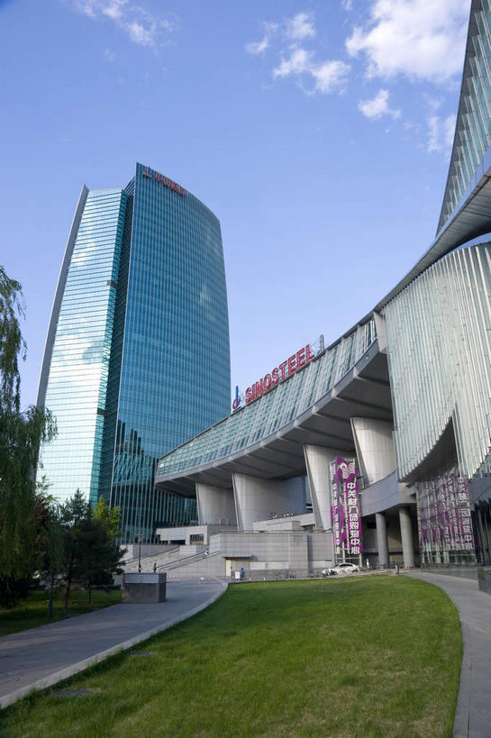 无人,高楼大厦,竖图,室外,白天,仰视,度假,草地,草坪,美景,植物,窗户,落地窗,城市风光,城市,大厦,道路,建筑,路,摩天大楼,公路,北京,中国,亚洲,一排,许多,阴影,整齐,并列,并排,光线,英文,标志,文字,影子,字符,字母,景观,云,云朵,交通,首都,很多,云彩,娱乐,标识,建设,玻璃窗,草,排列,红色,蓝色,绿色,白云,倒影,蓝天,天空,阳光,天,享受,休闲,汉字,景色,放松,晴朗,英文字母,倒映,队列,中文,平行,玻璃幕墙,东亚,海淀区,中关村,中华人民共和国,北京市,京,北平,华北地区,国文,华文,反照,晴空,马路,彩图,低角度拍摄,大楼,高层建筑,高楼,摩天楼,国家自主创新示范区,中关村科技园,中关村E世界,中关村西区