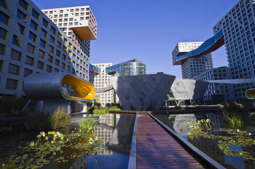 无人,高楼大厦,横图,室外,白天,仰视,度假,湖,湖泊,美景,树林,水,植物,窗户,城市风光,城市,大厦,道路,建筑,路,摩天大楼,公路,北京,中国,亚洲,阴影,光线,影子,墙,湖面,景观,水流,水面,交通,首都,娱乐,建设,玻璃窗,墙壁,墙面,树,树木,蓝色,绿色,蓝天,天空,阳光,自然,湖水,天,享受,休闲,景色,放松,生长,晴朗,成长,东亚,万里无云,中华人民共和国,东城区,北京市,京,北平,华北地区,晴空,晴空万里,马路,彩图,低角度拍摄,大楼,高层建筑,高楼,摩天楼,东直门