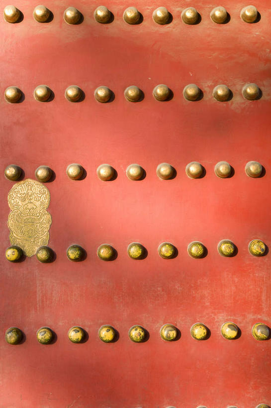 无人,博物馆,故宫,竖图,室外,特写,白天,正面,旅游,度假,名胜古迹,门,标志建筑,地标,建筑,静物,北京,中国,亚洲,阴影,研究,遗迹,装饰,光线,影子,首都,教育,古迹,文物,娱乐,门环,建设,古建筑,红色,阳光,门框,紫禁城,享受,休闲,金色,旅游胜地,放松,展览,华丽,修饰,点缀,欣赏,陈列,古文明,东亚,中华人民共和国,东城区,北京市,京,北平,华北地区,衬托,美观,雅致,雅观,典藏,彩图,全画面,全框架,全帧,故宫博物院,北京紫禁城,北京故宫,全画幅,加固,门钉,东城,辅首衔环,门饰,铺首