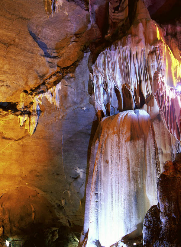 无人,竖图,彩色,室内,白天,仰视,旅游,度假,石头,美景,霓虹灯,中国,亚洲,石子,洞,景观,灯光,七彩,喀斯特,娱乐,光源,霓虹,云南,灯,自然,享受,休闲,景色,放松,洞穴,照明设备,自然风光,东亚,喀斯特地貌,云南省,穴,中华人民共和国,西南地区,氖灯,滇,红河,红河州,红河哈尼族彝族自治州,石灰石,石块,彩图,低角度拍摄,岩溶,岩溶地貌,泸西县,泸西,阿庐古洞,泸源洞,云南第一洞