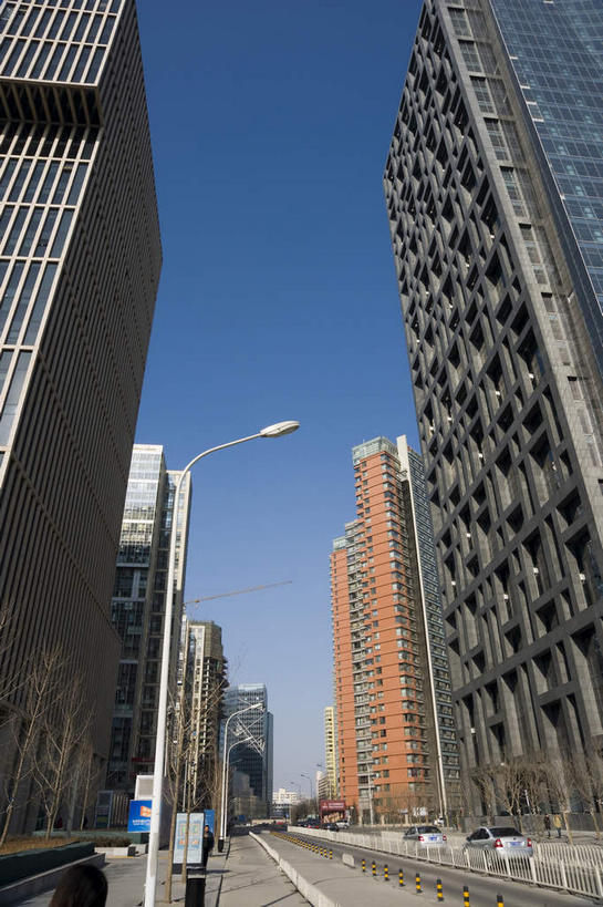 无人,高楼大厦,竖图,室外,白天,仰视,度假,美景,窗户,城市风光,城市,大厦,道路,建筑,路,路灯,摩天大楼,公路,照明,北京,中国,亚洲,许多,阴影,光线,影子,墙,景观,灯光,交通,首都,很多,娱乐,建设,玻璃窗,墙壁,墙面,灯,蓝色,蓝天,天空,阳光,天,享受,休闲,景色,放松,晴朗,照亮,照明设备,东亚,万里无云,中华人民共和国,北京市,京,北平,华北地区,朝阳区,晴空,晴空万里,马路,彩图,低角度拍摄,大楼,高层建筑,高楼,摩天楼,北京CBD,北京商务中心区,中国北京大北窑,北京CBD万达广场