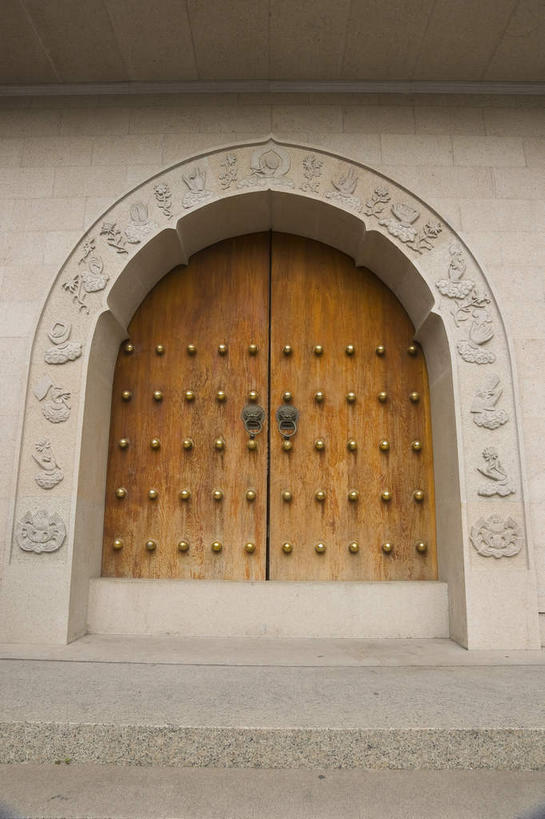 无人,寺庙,竖图,室外,白天,正面,旅游,度假,名胜古迹,楼梯,标志建筑,地标,建筑,上海,中国,亚洲,一排,许多,节日,遗迹,整齐,装饰,阶梯,墙,拱门,很多,古迹,文化,文物,娱乐,门环,建设,古建筑,墙壁,墙面,台阶,南京西路,排列,庙宇,祈祷,享受,休闲,健康,旅游胜地,放松,许愿,宗教,佛教,信仰,纪念,静安寺,华丽,修饰,祈求,点缀,申,队列,古文明,东亚,静安区,上海市,中华人民共和国,沪,华东地区,衬托,美观,雅致,雅观,释教,平安,彩图,庙,寺,静安古寺,加固,门钉,辅首衔环,门饰,铺首