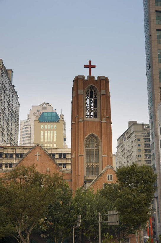 无人,高楼大厦,教堂,竖图,室外,白天,仰视,旅游,度假,草地,草坪,名胜古迹,植物,窗户,标志建筑,大厦,地标,建筑,摩天大楼,上海,中国,亚洲,阴影,节日,遗迹,光线,十字架,影子,墙,古迹,文化,文物,娱乐,建设,古建筑,玻璃窗,墙壁,墙面,草,树,树木,蓝色,绿色,蓝天,天空,阳光,自然,天,祈祷,享受,休闲,健康,旅游胜地,放松,许愿,宗教,信仰,生长,晴朗,成长,纪念,祈求,申,基督教,天主教,信念,黄浦区,古文明,东亚,沐恩堂,慕尔堂,上海市,万里无云,中华人民共和国,沪,华东地区,平安,晴空,晴空万里,彩图,低角度拍摄,大教堂,大楼,高层建筑,高楼,礼拜堂,摩天楼