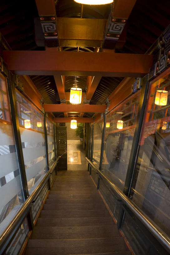 无人,栏杆,竖图,俯视,室内,白天,旅游,度假,名胜古迹,楼梯,天花板,标志建筑,地标,建筑,照明,北京,中国,亚洲,吊挂,悬挂,遗迹,扶手,阶梯,墙,走道,走廊,过道,灯光,首都,挂,古迹,文物,娱乐,建设,古建筑,护栏,吊灯,墙壁,墙面,台阶,灯,灯具,享受,休闲,旅游胜地,放松,照亮,照明设备,古文明,东亚,湖广会馆,中华人民共和国,北京市,京,北平,华北地区,西城区,彩图,高角度拍摄,北京湖广会馆,和平门,虎坊桥,骡马市大街