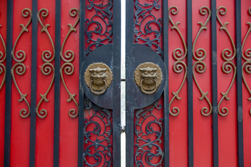 无人,横图,室外,特写,白天,正面,绘画,门,雕塑,艺术,装饰,纹路,雕刻,雕像,浮雕,纹理,大门,文化,门环,红色,黑色,工艺品,门框,纪念,美术,主题,前门,陈列,宅院,肌理,功能,美学,画画,彩图,宅门,浅浮雕,辅首衔环,门饰,铺首