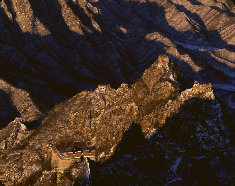 无人,横图,俯视,航拍,室外,白天,旅游,度假,石头,名胜古迹,日落,山,山脉,标志建筑,地标,建筑,北京,长城,中国,亚洲,曲折,弯曲,遗迹,石子,墙,山峰,晚霞,霞光,落日,山峦,首都,古迹,文物,娱乐,建设,城墙,古建筑,墙壁,墙面,黄昏,群山,享受,休闲,旅游胜地,彩霞,放松,蜿蜒,坚硬,鸟瞰,万里长城,防御,烽火台,古文明,东亚,世界文化遗产,中华人民共和国,北京市,京,北平,华北地区,怀柔区,夕照,薄暮,坚固,石块,岩石,夕阳,彩图,高角度拍摄,傍晚,墩台,烽堠,烽燧,烟墩,斜阳,箭扣长城