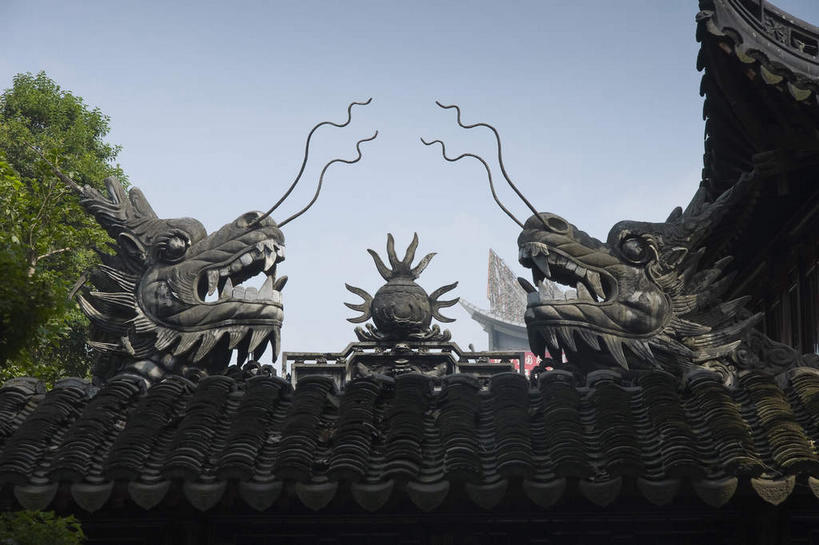无人,横图,室外,白天,仰视,旅游,度假,成功,树林,植物,标志建筑,地标,建筑,雕塑,上海,中国,亚洲,阴影,艺术,装饰,光线,龙,雕刻,雕像,影子,墙,娱乐,建设,墙壁,墙面,树,树木,蓝色,绿色,蓝天,天空,阳光,自然,工艺品,城隍庙,豫园,天,享受,休闲,旅游胜地,放松,生长,晴朗,成长,纪念,美术,申,高贵,主题,图腾,传说,陈列,黄浦区,东亚,上海市,万里无云,中华人民共和国,沪,华东地区,功能,美学,祥瑞,灵兽,二龙戏珠,权势,尊荣,老城隍庙,幸运,晴空,晴空万里,彩图,低角度拍摄,龙珠