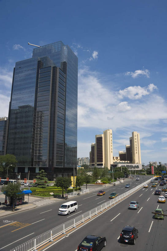 无人,高楼大厦,竖图,室外,白天,仰视,度假,美景,树林,植物,窗户,落地窗,城市风光,城市,大厦,道路,建筑,路,路灯,摩天大楼,公路,汽车,照明,北京,中国,亚洲,一排,许多,阴影,整齐,并列,并排,光线,影子,景观,云,云朵,灯光,分界线,停车线,交通,首都,很多,云彩,娱乐,建设,玻璃窗,车,灯,树,树木,排列,蓝色,绿色,白云,倒影,蓝天,天空,阳光,自然,交通工具,轿车,天,享受,休闲,景色,放松,生长,晴朗,成长,车行道,车行道分界线,照亮,倒映,照明设备,队列,载具,标线,平行,玻璃幕墙,东亚,车行线,中华人民共和国,东城区,北京市,京,北平,华北地区,朝阳区,反照,晴空,马路,彩图,低角度拍摄,大楼,高层建筑,高楼,摩天楼,东直门南大街,北京CBD,北京商务中心区,中国北京大北窑,北京保利剧院,北京中汇广场