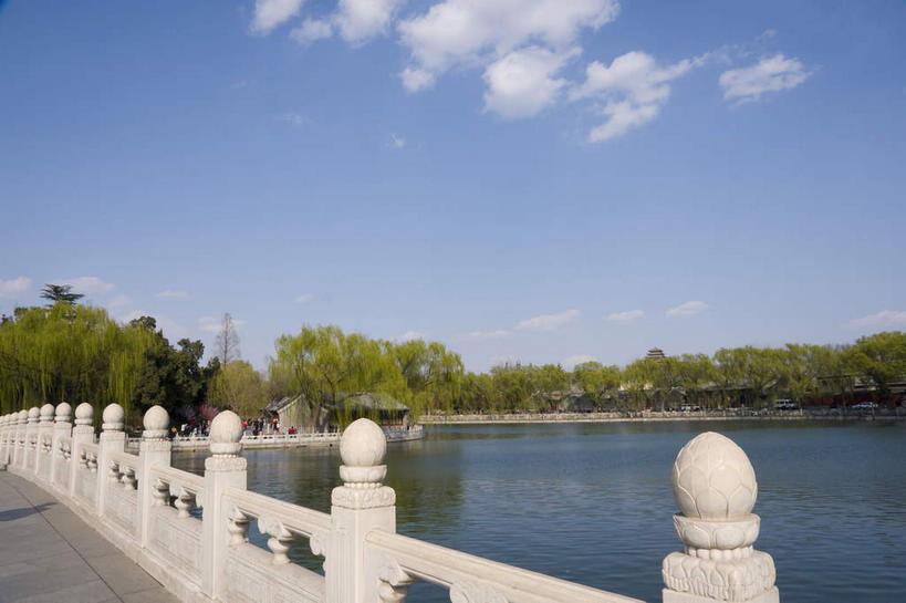 无人,公园,栏杆,横图,室外,白天,正面,旅游,度假,河流,名胜古迹,水,植物,标志建筑,地标,建筑,北海公园,北京,中国,亚洲,阴影,遗迹,光线,影子,河水,水流,云,云朵,围栏,首都,云彩,古迹,文物,娱乐,建设,古建筑,护栏,树,树木,蓝色,绿色,白云,蓝天,天空,阳光,自然,天,享受,休闲,旅游胜地,放松,生长,晴朗,成长,古文明,东亚,中华人民共和国,北京市,京,北平,华北地区,北京北海公园,晴空,彩图