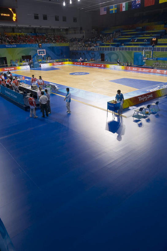 东方人,观众,体育馆,运动场,坐,竖图,俯视,室内,白天,度假,显示器,美景,城市风光,城市,旗帜,国旗,北京,中国,亚洲,一排,许多,吊挂,悬挂,阴影,服装,整齐,光线,屏幕,影子,墙,景观,看台,灯光,首都,很多,许多人,挂,注视,休闲装,黄种人,娱乐,显示屏,体育场,墙壁,墙面,座位,排列,衣服,观察,看,一群人,享受,休闲,休闲服,景色,放松,服饰,观看,察看,队列,关注,输出设备,东亚,海淀区,中华人民共和国,北京市,京,北平,华北地区,运动馆,坐位,男人,男性,年轻男性,年轻女性,女人,女性,亚洲人,观赏人员,旗,坐着,半身,彩图,高角度拍摄,万国旗,北京科大,北京科技大学,北京科技大学体育馆,北科,北科大,钢院,学院路