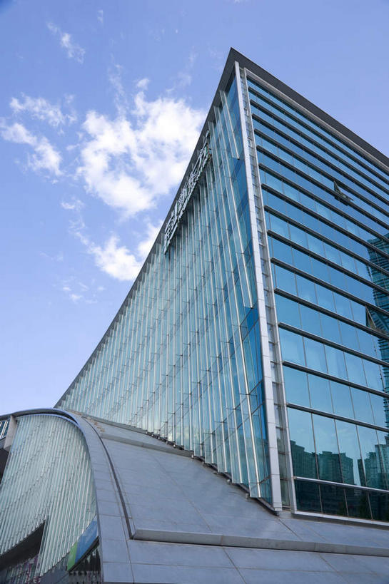 无人,高楼大厦,竖图,室外,白天,仰视,度假,美景,窗户,落地窗,城市风光,城市,大厦,建筑,摩天大楼,北京,中国,亚洲,一排,许多,阴影,整齐,并列,并排,光线,标志,文字,影子,字符,景观,云,云朵,首都,很多,云彩,娱乐,标识,建设,玻璃窗,排列,蓝色,白云,蓝天,天空,阳光,天,享受,休闲,汉字,景色,放松,晴朗,队列,中文,平行,玻璃幕墙,东亚,海淀区,中关村,中华人民共和国,北京市,京,北平,华北地区,国文,华文,晴空,彩图,低角度拍摄,大楼,高层建筑,高楼,摩天楼,国家自主创新示范区,中关村科技园,中关村E世界,中关村西区