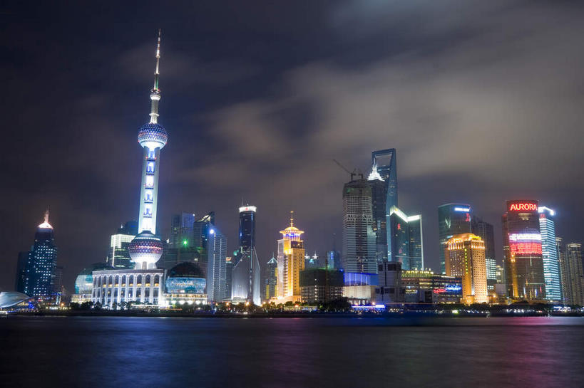 无人,高楼大厦,横图,全景,彩色,室外,夜晚,仰视,度假,河流,美景,水,天际线,城市风光,标志建筑,城市,大厦,地标,建筑,摩天大楼,霓虹灯,夜景,上海,中国,亚洲,阴影,光线,影子,河水,景观,水流,建筑群,塔,灯光,七彩,娱乐,光源,建设,东方明珠,黄浦江,金茂大厦,浦东,霓虹,灯,倒影,天空,外滩,天,享受,休闲,景色,放松,环球金融中心,申,倒映,照明设备,电视塔,柏悦酒店,国际贸易金融中心,合生国际大厦,花旗集团大厦,黄浦区,金融中心,陆家嘴,陆家嘴金融中心,浦东新区,上海环球金融中心,香格里拉酒店,震旦国际大楼,东亚,东方明珠电视塔,中山东一路,上海市,中华人民共和国,沪,华东地区,氖灯,反照,彩图,低角度拍摄,大楼,高层建筑,高楼,摩天楼,黄埔滩,上海外滩,外黄埔滩