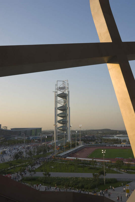 无人,体育馆,运动场,竖图,俯视,室外,白天,度假,草地,草坪,美景,日落,植物,城市风光,城市,路灯,照明,北京,中国,亚洲,景观,晚霞,霞光,落日,灯光,首都,娱乐,体育场,灯,草,树,树木,绿色,自然,黄昏,享受,休闲,景色,彩霞,放松,生长,成长,照亮,信号,无线电,照明设备,信号塔,东亚,中华人民共和国,北京市,京,北平,华北地区,运动馆,无线电技术,夕照,薄暮,夕阳,彩图,高角度拍摄,傍晚,斜阳,基站,信号基站