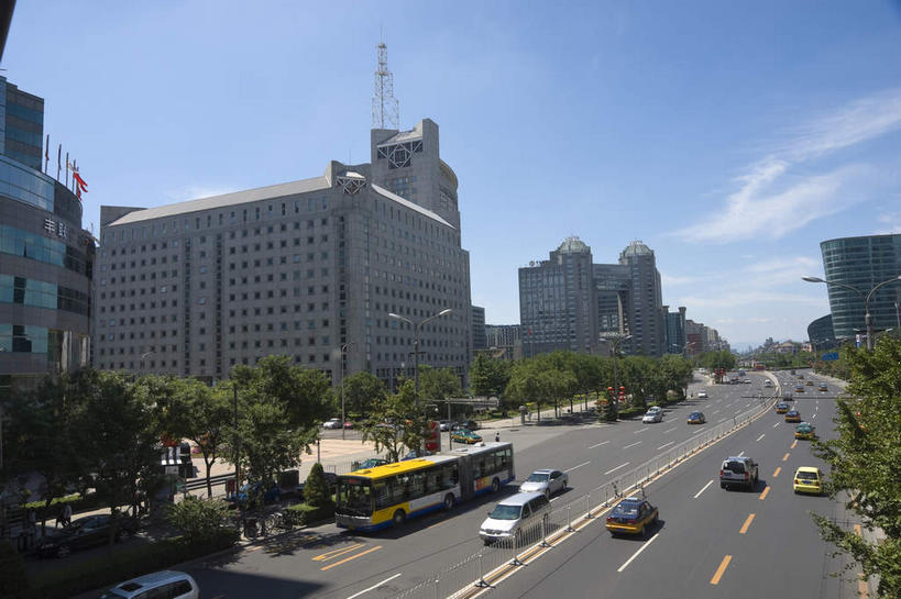 无人,高楼大厦,横图,室外,白天,仰视,度假,美景,树林,植物,窗户,落地窗,城市风光,城市,大厦,道路,建筑,路,路灯,摩天大楼,公路,汽车,照明,北京,中国,亚洲,一排,许多,阴影,整齐,并列,并排,光线,影子,景观,云,云朵,灯光,分界线,停车线,交通,首都,很多,云彩,娱乐,建设,玻璃窗,车,灯,树,树木,排列,蓝色,绿色,白云,蓝天,天空,阳光,自然,交通工具,轿车,天,享受,休闲,景色,放松,生长,晴朗,成长,车行道,车行道分界线,照亮,照明设备,队列,载具,标线,平行,东亚,车行线,中华人民共和国,北京市,京,北平,华北地区,朝阳区,晴空,马路,彩图,低角度拍摄,大楼,高层建筑,高楼,摩天楼,北京CBD,北京商务中心区,中国北京大北窑,东二环,丰联广场,凯恒中心