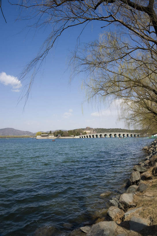 无人,颐和园,宫殿,竖图,室外,白天,正面,旅游,度假,湖,湖泊,名胜古迹,树林,水,植物,标志建筑,地标,建筑,桥梁,北京,中国,亚洲,阴影,遗迹,光线,影子,湖面,水流,水面,云,云朵,桥,首都,云彩,古迹,文物,娱乐,建设,古建筑,石桥,拱桥,树,树木,蓝色,绿色,白云,蓝天,天空,阳光,自然,湖水,天,享受,休闲,旅游胜地,放松,拱形,生长,晴朗,成长,人行桥,石拱桥,权利,古文明,东亚,海淀区,万寿山,昆明湖,中华人民共和国,北京市,京,北平,华北地区,皇家园林,十七孔桥,清漪园,晴空,彩图