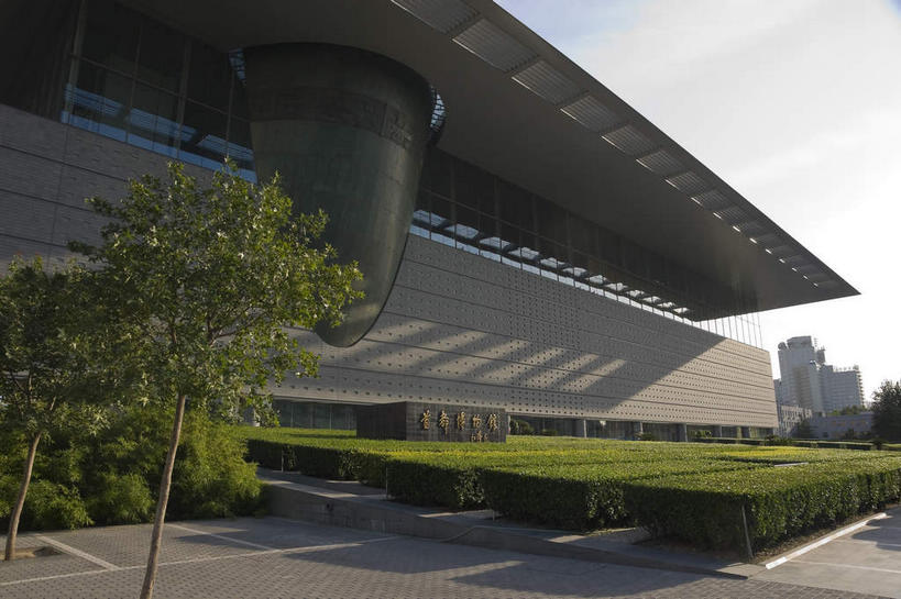 无人,博物馆,横图,室外,白天,正面,旅游,度假,植物,窗户,标志建筑,道路,地标,建筑,路,北京,中国,亚洲,阴影,环保,研究,光线,影子,墙,云,云朵,小路,防护,交通,首都,教育,云彩,娱乐,建设,玻璃窗,墙壁,墙面,树,树木,蓝色,绿色,白云,蓝天,天空,阳光,自然,天,享受,休闲,旅游胜地,放松,生长,晴朗,成长,展览,美好,美妙,欣赏,间隔,陈列,长安街,东亚,中华人民共和国,北京市,京,北平,华北地区,美观,雅观,典藏,绿篱,生篱,树篱,植篱,晴空,彩图,神州第一街,首都博物馆,首都博物馆新馆