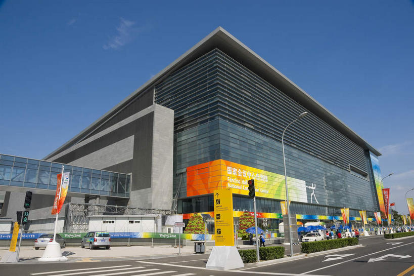 无人,体育馆,公园,运动场,横图,室外,白天,仰视,锻炼,旅游,度假,快乐,比赛,运动,竞争,窗户,标志建筑,道路,地标,建筑,路,路灯,公路,旗帜,照明,北京,中国,亚洲,吊挂,悬挂,阴影,光线,信息,旗杆,影子,墙,云,云朵,灯光,分界线,停车线,交通,首都,挂,云彩,娱乐,旗子,建设,体育场,海报,玻璃窗,广告,墙壁,墙面,灯,蓝色,白云,蓝天,天空,阳光,天,享受,休闲,旅游胜地,奥林匹克,奥运,放松,晴朗,车行道,车行道分界线,照亮,体育运动,照明设备,标线,宣传,东亚,车行线,中华人民共和国,北京市,京,北平,华北地区,朝阳区,运动馆,旗号,体育,晴空,马路,彩图,低角度拍摄,健身,北京奥林匹克公园,奥运会,奥林匹克运动,招贴,北京奥运会,2008年北京奥运会,国家会议中心击剑馆