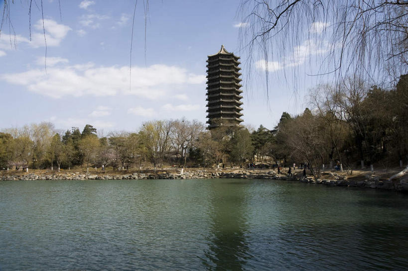 无人,学校,教学楼,横图,室外,白天,正面,旅游,度假,湖,湖泊,水,植物,标志建筑,地标,建筑,北京,中国,亚洲,阴影,光线,影子,湖面,水流,水面,云,云朵,塔,首都,云彩,娱乐,建设,校园,树,树木,蓝色,绿色,白云,倒影,蓝天,天空,阳光,自然,湖水,人工湖,天,享受,休闲,教室,旅游胜地,放松,生长,晴朗,成长,倒映,东亚,海淀区,中华人民共和国,北京市,京,北平,华北地区,反照,晴空,彩图,教学大楼,北大,北京大学,京师大学堂,颐和园路,未名湖,博雅塔,一塔湖图