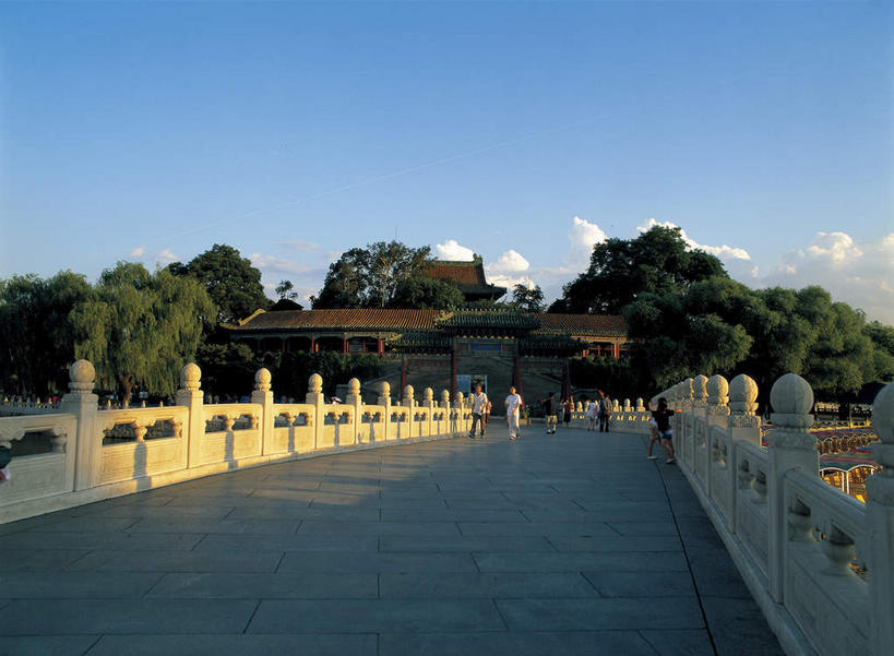 无人,公园,栏杆,横图,室外,白天,正面,旅游,度假,树林,植物,标志建筑,道路,地标,建筑,路,公路,北海公园,北京,中国,亚洲,阴影,光线,影子,亭子,云,云朵,围栏,交通,首都,云彩,娱乐,建设,护栏,树,树木,蓝色,绿色,白云,蓝天,天空,阳光,自然,凉亭,天,享受,休闲,旅游胜地,放松,生长,晴朗,成长,东亚,中华人民共和国,北京市,京,北平,华北地区,北京北海公园,晴空,马路,彩图