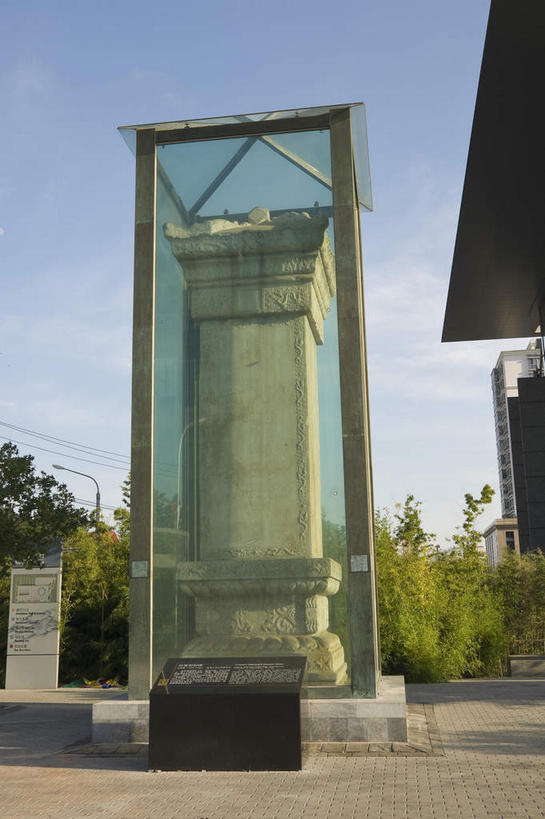 无人,博物馆,竖图,室外,白天,仰视,旅游,度假,树林,植物,窗户,标志建筑,地标,建筑,雕塑,北京,中国,亚洲,阴影,研究,艺术,装饰,光线,雕刻,雕像,影子,墙,云,云朵,首都,教育,云彩,娱乐,建设,石雕,石刻,玻璃窗,墙壁,墙面,树,树木,蓝色,绿色,白云,蓝天,天空,阳光,自然,石碑,工艺品,天,享受,休闲,旅游胜地,放松,生长,晴朗,成长,纪念,展览,美术,欣赏,主题,陈列,长安街,东亚,中华人民共和国,北京市,京,北平,华北地区,功能,美学,典藏,晴空,彩图,低角度拍摄,神州第一街,首都博物馆,首都博物馆新馆