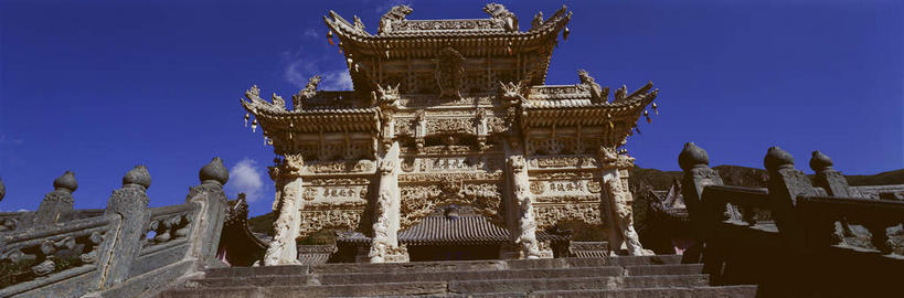 无人,栏杆,横图,室外,白天,仰视,旅游,度假,绘画,名胜古迹,楼梯,标志建筑,地标,建筑,雕塑,五台山,中国,亚洲,阴影,遗迹,艺术,装饰,光线,雕刻,雕像,扶手,浮雕,影子,阶梯,云,云朵,牌坊,牌楼,云彩,古迹,文化,文物,娱乐,建设,古建筑,护栏,台阶,蓝色,白云,蓝天,天空,阳光,工艺品,天,享受,休闲,旅游胜地,放松,晴朗,纪念,美术,祭祀,主题,表彰,荣誉,陈列,古文明,东亚,山西,山西省,中华人民共和国,华北地区,功能,美学,荣耀,晋,忻州,忻州市,繁峙县,五台县,清凉山,晴空,画画,彩图,低角度拍摄,浅浮雕,龙泉寺,传统文化