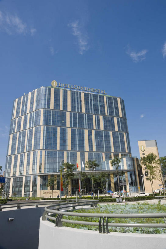 无人,宾馆,高楼大厦,栏杆,竖图,室外,白天,仰视,度假,美景,树林,植物,窗户,落地窗,城市风光,城市,大厦,道路,建筑,酒店,路,摩天大楼,公路,北京,中国,亚洲,阴影,光线,影子,景观,云,云朵,围栏,交通,首都,云彩,娱乐,建设,护栏,玻璃窗,树,树木,蓝色,绿色,白云,蓝天,天空,阳光,自然,天,享受,休闲,景色,放松,生长,晴朗,成长,酒家,旅社,玻璃幕墙,东亚,中华人民共和国,北京市,京,北平,华北地区,朝阳区,晴空,马路,彩图,低角度拍摄,大楼,高层建筑,高楼,客店,客栈,旅店,旅馆,摩天楼,商旅,北辰洲际酒店,北京北辰洲际酒店