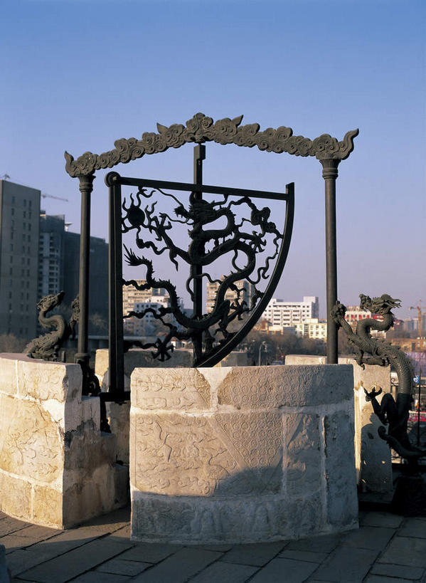 无人,高楼大厦,天文台,竖图,室外,白天,正面,旅游,度假,实验,名胜古迹,标志建筑,大厦,地标,建筑,摩天大楼,北京,中国,亚洲,阴影,研究,遗迹,光线,科学,影子,首都,古迹,文物,娱乐,建设,古建筑,蓝色,蓝天,天空,阳光,天,享受,休闲,旅游胜地,放松,晴朗,科研,天文,检验,古文明,东亚,万里无云,中华人民共和国,东城区,北京市,京,北平,华北地区,观测,观象台,山岳台,晴空,晴空万里,彩图,大楼,高层建筑,高楼,摩天楼,北京古观象台,东城