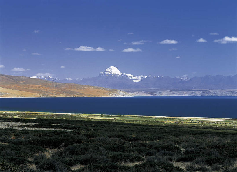 无人,横图,室外,白天,正面,旅游,度假,草地,草坪,湖,湖泊,石头,美景,山,山脉,水,峡谷,雪,雪山,植物,大雪,中国,亚洲,阴影,光线,纹路,石子,纹理,影子,冰,湖面,积雪,景观,山峰,水流,水面,雪景,云,云朵,冬季,冬天,山谷,山峦,云彩,娱乐,西藏,草,蓝色,绿色,白云,蓝天,天空,阳光,自然,湖水,群山,天,享受,休闲,景色,放松,寒冷,晴朗,连绵,冰冷,绵延,岩层,自然风光,山岭,藏,东亚,西藏自治区,肌理,中华人民共和国,西南地区,严寒,冰凉,酷寒,凛冽,凛凛,极冷,联贯,冈仁波齐峰,普兰县,石块,岩石,晴空,彩图,冈底斯山脉,岗仁布钦,世界之轴,冈仁波齐,吉罗娑山