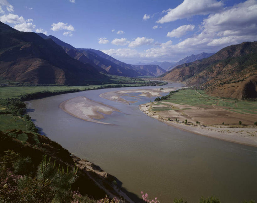 无人,横图,俯视,室外,白天,旅游,度假,河流,美景,森林,山,山脉,树林,水,植物,香格里拉,中国,亚洲,阴影,曲折,弯曲,光线,影子,河水,景观,山峰,水流,云,云朵,山峦,云彩,娱乐,迪庆,云南,树,树木,蓝色,绿色,白云,蓝天,天空,阳光,自然,群山,天,享受,休闲,景色,放松,蜿蜒,生长,晴朗,成长,自然风光,东亚,中甸,迪庆藏族自治州,云南省,中华人民共和国,西南地区,滇,迪庆州,香格里拉县,晴空,彩图,高角度拍摄,长江第一湾