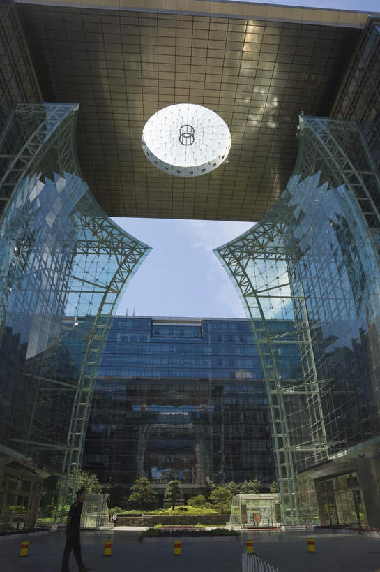 无人,高楼大厦,竖图,室外,白天,仰视,度假,美景,树林,植物,窗户,城市风光,城市,大厦,建筑,摩天大楼,北京,中国,亚洲,阴影,光线,影子,墙,景观,首都,娱乐,建设,玻璃窗,墙壁,墙面,树,树木,蓝色,绿色,蓝天,天空,阳光,自然,天,享受,休闲,景色,放松,生长,晴朗,成长,东亚,万里无云,中华人民共和国,北京市,京,北平,华北地区,西城区,晴空,晴空万里,彩图,低角度拍摄,大楼,高层建筑,高楼,摩天楼,复兴门,复兴门内大街,泰康人寿大厦