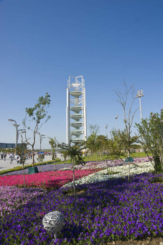 无人,竖图,室外,白天,仰视,度假,草地,草坪,花海,花圃,美景,植物,城市风光,城市,叶子,北京,中国,亚洲,阴影,盛开,光线,影子,景观,首都,花蕾,娱乐,草,花,花瓣,花朵,花卉,鲜花,树,树木,粉色,蓝色,绿色,紫色,蓝天,天空,阳光,自然,花丛,花束,花田,天,花苞,花蕊,享受,休闲,景色,放松,生长,晴朗,成长,信号,无线电,信号塔,东亚,万里无云,中华人民共和国,北京市,京,北平,华北地区,无线电技术,晴空,晴空万里,彩图,低角度拍摄,基站,信号基站