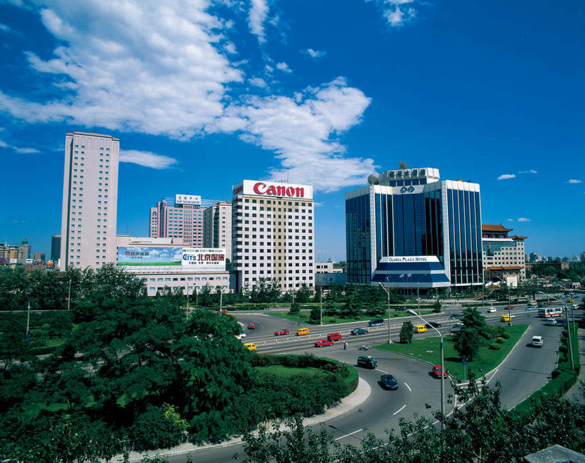 无人,高楼大厦,横图,俯视,航拍,室外,白天,度假,美景,树林,植物,窗户,城市风光,城市,大厦,道路,建筑,路,摩天大楼,公路,北京,中国,亚洲,一排,许多,阴影,整齐,光线,英文,标志,文字,影子,字符,字母,墙,景观,云,云朵,交通,首都,很多,云彩,娱乐,标识,建设,玻璃窗,墙壁,墙面,树,树木,排列,蓝色,绿色,白云,蓝天,天空,阳光,自然,天,享受,休闲,汉字,景色,放松,生长,晴朗,成长,英文字母,鸟瞰,队列,中文,东亚,中华人民共和国,东城区,北京市,京,北平,华北地区,朝阳区,国文,华文,晴空,马路,彩图,高角度拍摄,大楼,高层建筑,高楼,摩天楼,东直门南大街,北京凯莱大酒店,保利大厦酒店