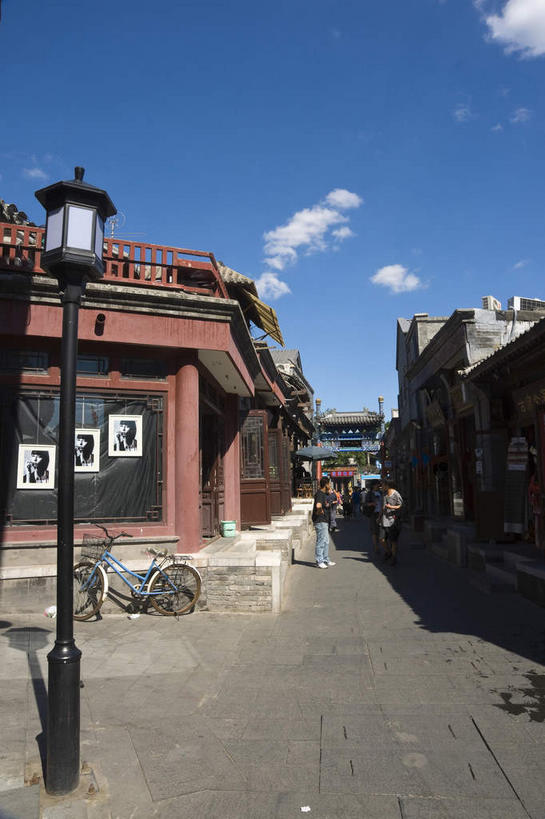 无人,家,竖图,室外,白天,仰视,旅游,度假,美景,窗户,城市风光,城市,道路,建筑,路,路灯,公路,照明,北京,中国,亚洲,阴影,光线,影子,房屋,墙,屋子,景观,云,云朵,公寓,灯光,交通,首都,云彩,娱乐,建设,洋房,楼房,玻璃窗,墙壁,墙面,住宅,灯,蓝色,白云,蓝天,天空,阳光,天,享受,休闲,景色,放松,晴朗,照亮,照明设备,东亚,中华人民共和国,北京市,京,北平,华北地区,西城区,晴空,马路,彩图,低角度拍摄,房子,烟袋斜街