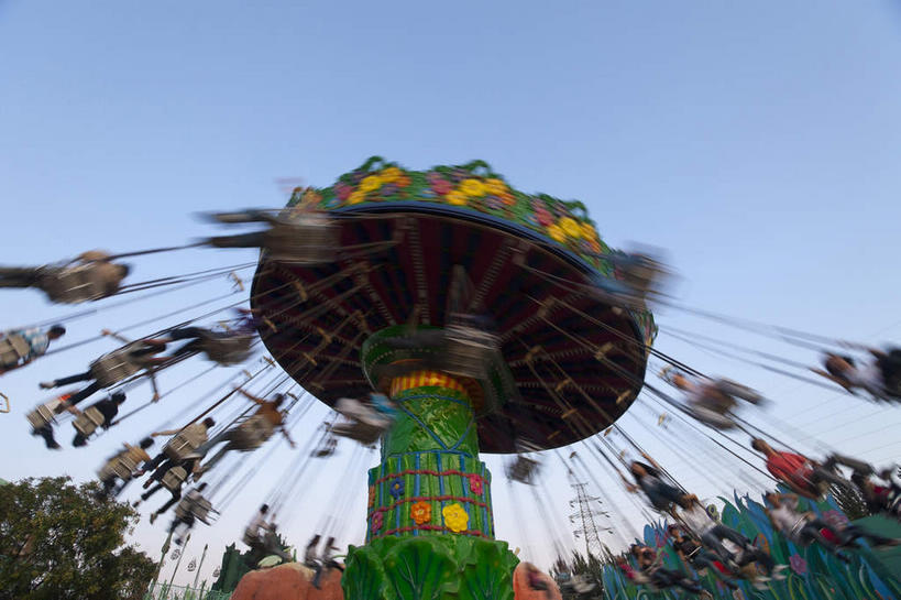 东方人,游乐园,坐,横图,室外,白天,仰视,度假,游戏,美景,树林,植物,城市风光,城市,游乐场,北京,中国,亚洲,行人,游客,游人,阴影,服装,朦胧,模糊,光线,影子,景观,首都,许多人,玩,休闲装,旋转,黄种人,娱乐,路人,旅客,树,树木,衣服,蓝色,绿色,蓝天,天空,阳光,自然,天,一群人,享受,休闲,休闲服,景色,放松,服饰,游乐设施,旋转飞椅,生长,晴朗,成长,活动,发泄,消遣,智力,欢乐谷,东亚,万里无云,中华人民共和国,北京市,京,北平,华北地区,朝阳区,宣泄,乐园,主题公园,游艺设施,过客,飓风飞椅,旋转秋千,男人,男性,年轻男性,年轻女性,女人,女性,中年男性,中年女性,亚洲人,晴空,晴空万里,玩耍,嬉戏,坐着,半身,彩图,低角度拍摄,人造公园,主题乐园,北京欢乐谷