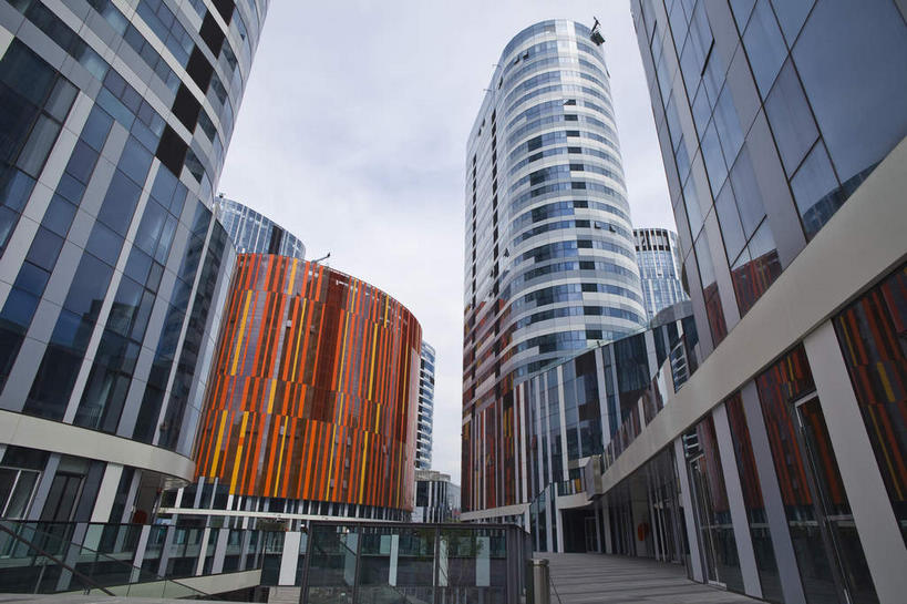 无人,高楼大厦,横图,室外,白天,仰视,度假,美景,窗户,落地窗,城市风光,标志建筑,城市,大厦,道路,地标,建筑,路,摩天大楼,公路,北京,中国,亚洲,一排,许多,阴影,整齐,并列,并排,光线,影子,景观,云,云朵,交通,首都,很多,云彩,娱乐,建设,玻璃窗,排列,蓝色,白云,蓝天,天空,阳光,天,享受,休闲,景色,放松,晴朗,队列,平行,玻璃幕墙,东亚,中华人民共和国,北京市,京,北平,华北地区,朝阳区,晴空,马路,彩图,低角度拍摄,大楼,高层建筑,高楼,摩天楼,三里屯,三里屯酒吧街,三里屯SOHO