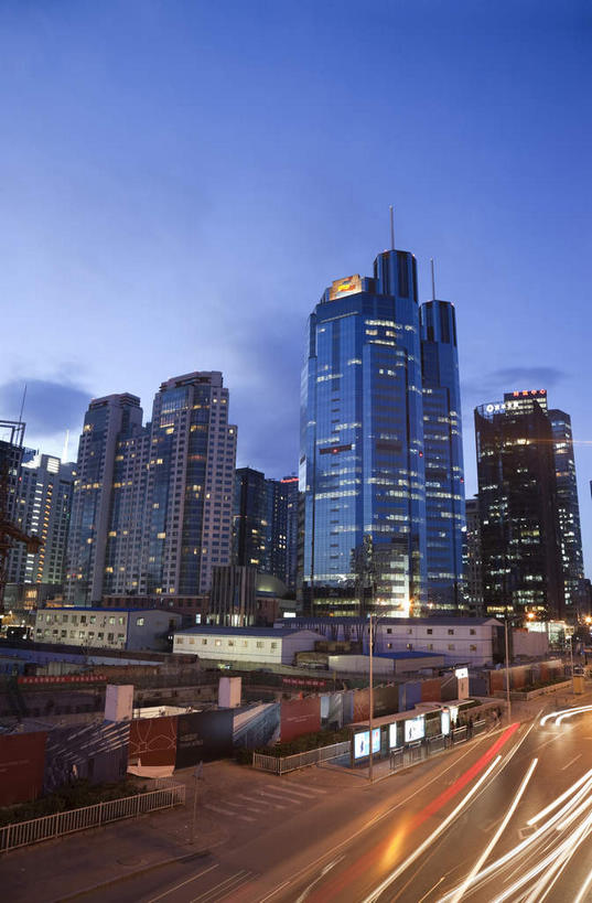 无人,高楼大厦,竖图,室外,夜晚,长时间曝光,仰视,度假,美景,窗户,落地窗,城市风光,城市,大厦,道路,建筑,路,路灯,摩天大楼,夜景,公路,汽车,照明,北京,中国,亚洲,一排,许多,整齐,并列,并排,景观,灯光,交通,首都,很多,娱乐,建设,玻璃窗,车,灯,排列,蓝色,蓝天,天空,交通工具,轿车,天,享受,休闲,景色,放松,照亮,照明设备,队列,载具,平行,曝光,玻璃幕墙,东亚,中华人民共和国,北京市,京,北平,华北地区,朝阳区,马路,彩图,低角度拍摄,大楼,高层建筑,高楼,摩天楼,北京CBD,北京商务中心区,中国北京大北窑,嘉里中心,北京财富中心,光华路,富尔大厦