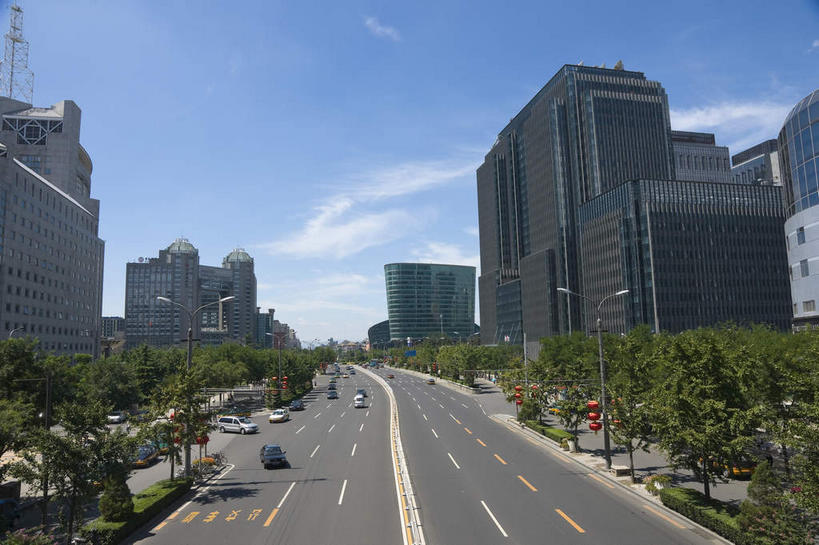 无人,高楼大厦,公交站,横图,室外,白天,仰视,度假,美景,树林,植物,窗户,落地窗,城市风光,城市,大厦,道路,建筑,路,路灯,摩天大楼,公路,车站,汽车,照明,北京,中国,亚洲,一排,许多,阴影,整齐,并列,并排,光线,影子,景观,云,云朵,灯光,分界线,停车线,站台,交通,首都,很多,云彩,娱乐,建设,月台,玻璃窗,车,灯,树,树木,排列,蓝色,绿色,白云,蓝天,天空,阳光,自然,交通工具,轿车,天,享受,休闲,景色,放松,生长,晴朗,成长,车行道,车行道分界线,照亮,照明设备,队列,载具,标线,平行,东亚,车行线,中华人民共和国,北京市,京,北平,华北地区,晴空,马路,彩图,低角度拍摄,大楼,高层建筑,高楼,公共汽车站,摩天楼,汽车车站,汽车站,公车站