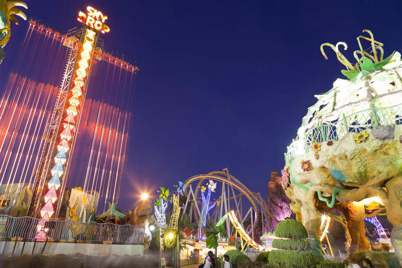 无人,游乐园,横图,彩色,室外,夜晚,仰视,度假,游戏,美景,树林,植物,城市风光,城市,霓虹灯,夜景,游乐场,雕塑,北京,中国,亚洲,曲折,弯曲,艺术,装饰,雕刻,雕像,景观,灯光,七彩,首都,玩,娱乐,光源,霓虹,过山车,灯,树,树木,蓝色,绿色,蓝天,天空,自然,工艺品,天,享受,休闲,景色,放松,游乐设施,云霄飞车,蜿蜒,生长,成长,活动,纪念,美术,照明设备,发泄,消遣,智力,主题,陈列,欢乐谷,东亚,中华人民共和国,北京市,京,北平,华北地区,朝阳区,功能,美学,氖灯,宣泄,乐园,主题公园,滑落,游艺设施,爬升,倒转,玩耍,嬉戏,彩图,低角度拍摄,人造公园,主题乐园,北京欢乐谷