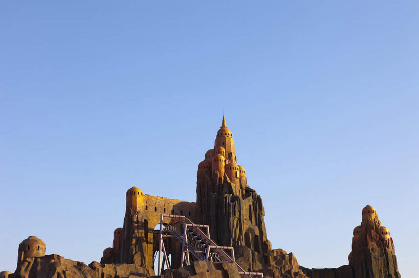 无人,游乐园,横图,室外,白天,仰视,度假,美景,城市风光,城市,游乐场,北京,中国,亚洲,阴影,光线,影子,堡垒,城堡,景观,首都,娱乐,蓝色,蓝天,天空,阳光,天,享受,休闲,景色,放松,晴朗,要塞,欢乐谷,东亚,万里无云,中华人民共和国,北京市,京,北平,华北地区,朝阳区,乐园,主题公园,设防,晴空,晴空万里,彩图,低角度拍摄,人造公园,主题乐园,北京欢乐谷